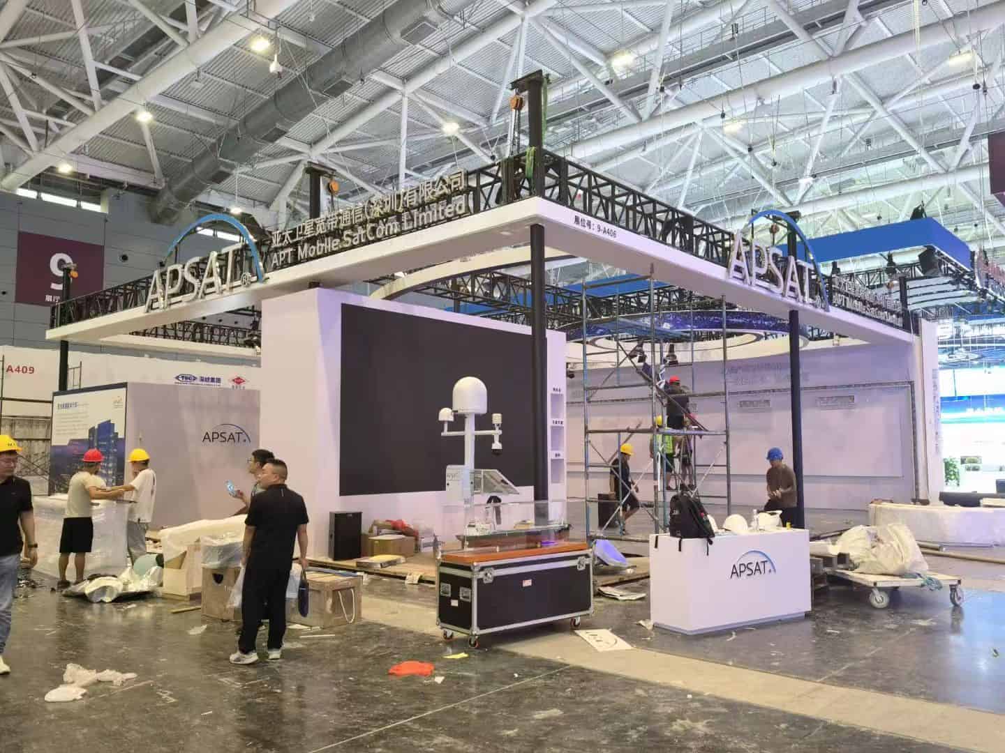 亚太星通高交会展位主体结构与卫星终端安装现场