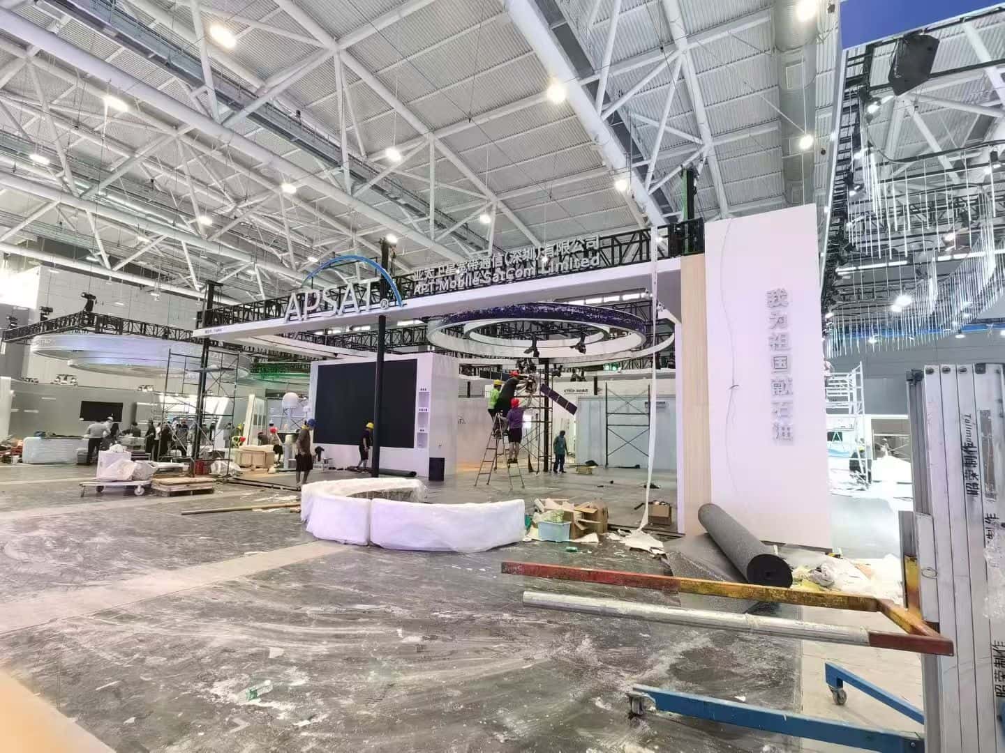 亚太星通特装展位入口门楣和环形吊顶施工现场