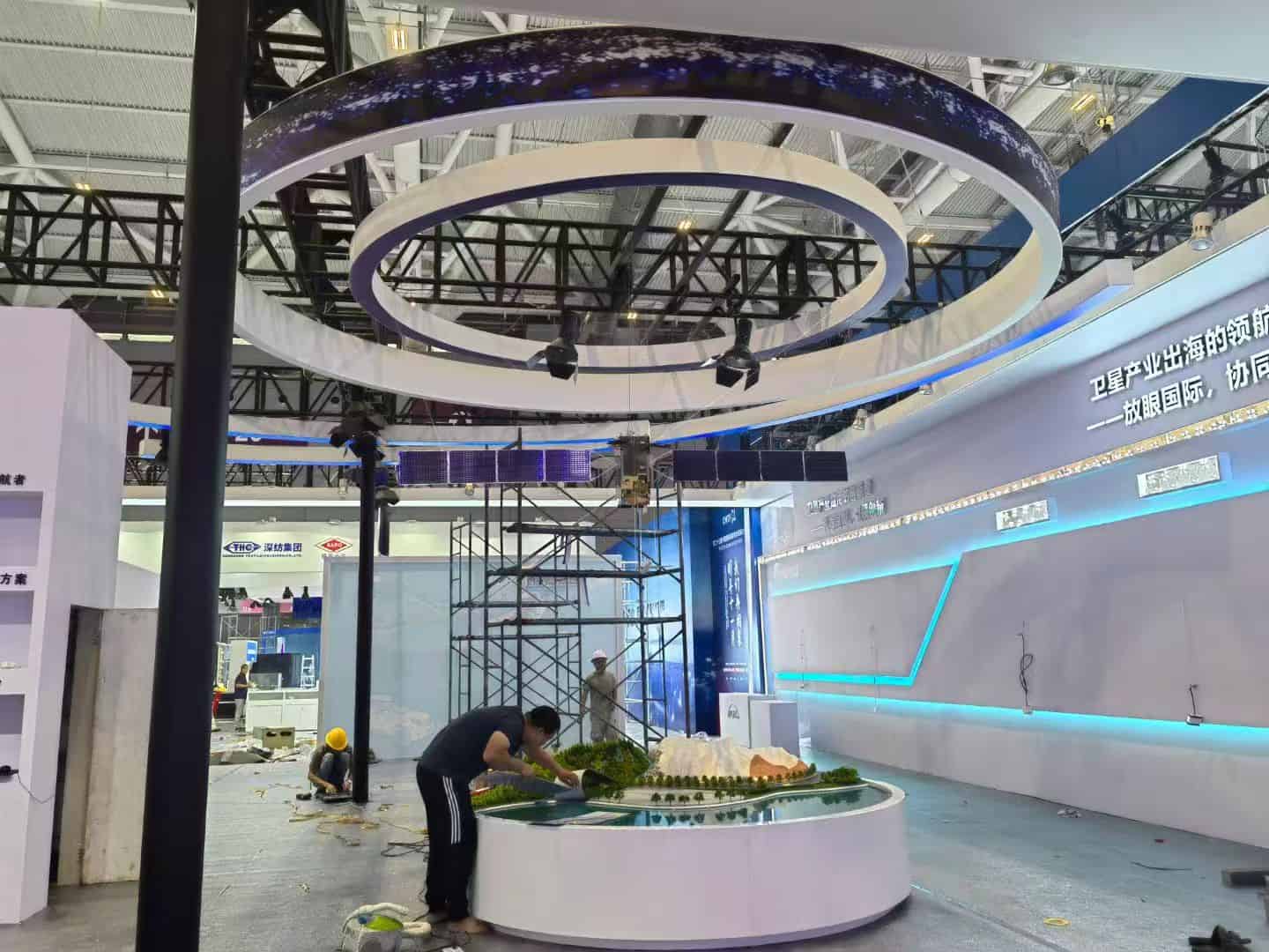 亚太星通特装展位环形吊顶和中心沙盘安装现场