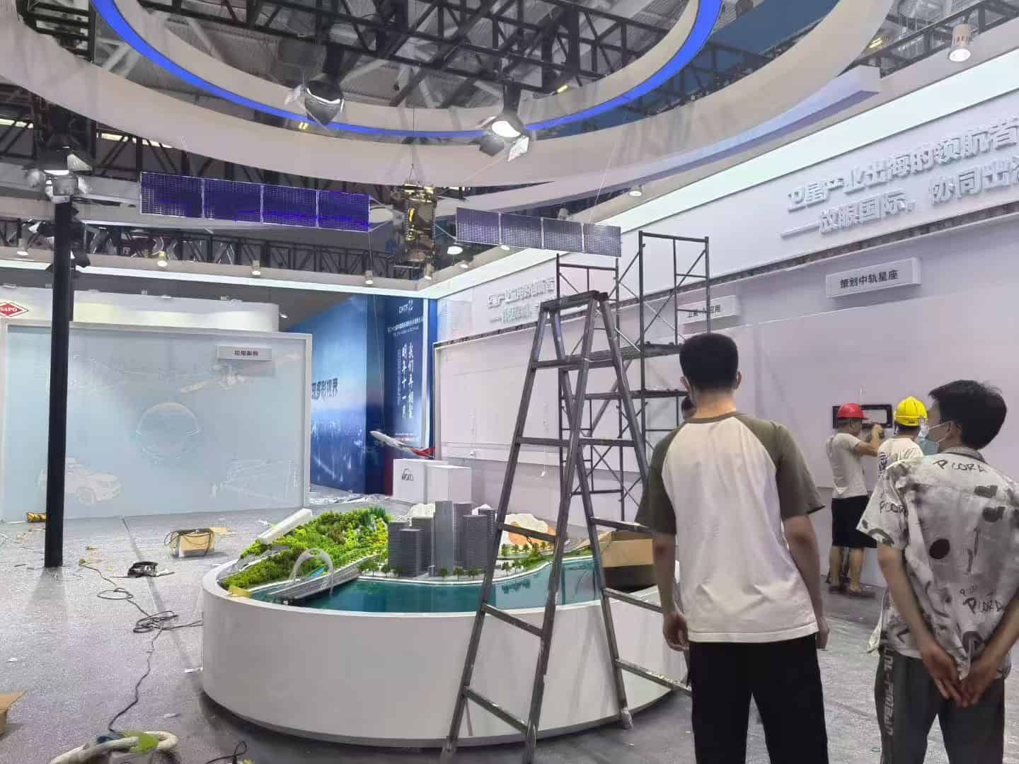 亚太星通展位中心沙盘和行业应用展墙施工现场