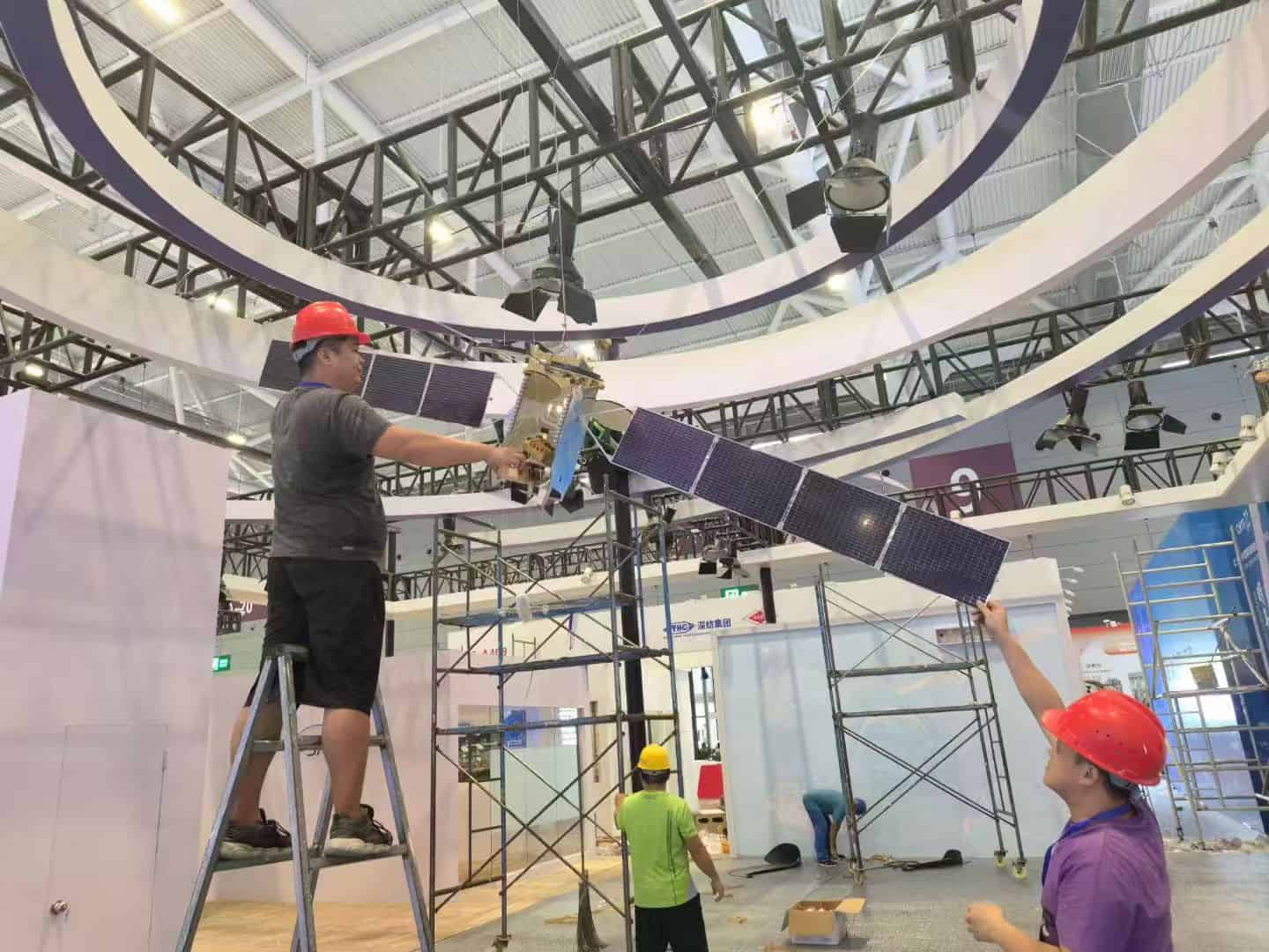 亚太星通展位亚太 6D 深圳星卫星模型安装现场